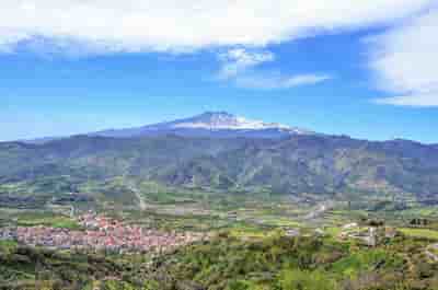 "Etna Sant' Alfio: Veduta dei Crateri Sommitali dal Rifugio Sapienza e Attività Sportive"