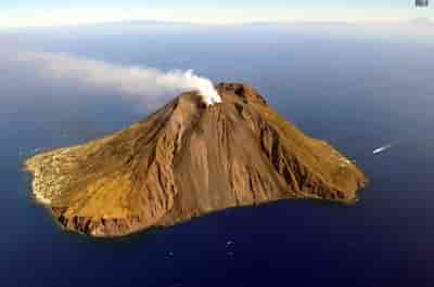 Stromboli Vulcano: Descrizione, Attività, e Servizi - Guida Turistica Eolie