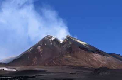 Esplorare il Vulcano Etna: Location, Descrizione e Attività Sportive